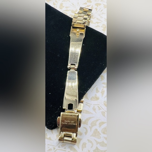 MARC JACOBS VINTAGE GOLD TONE WATCH WITH CRYSTALS ON FACE PLATE✨ - Picture 5 of 6